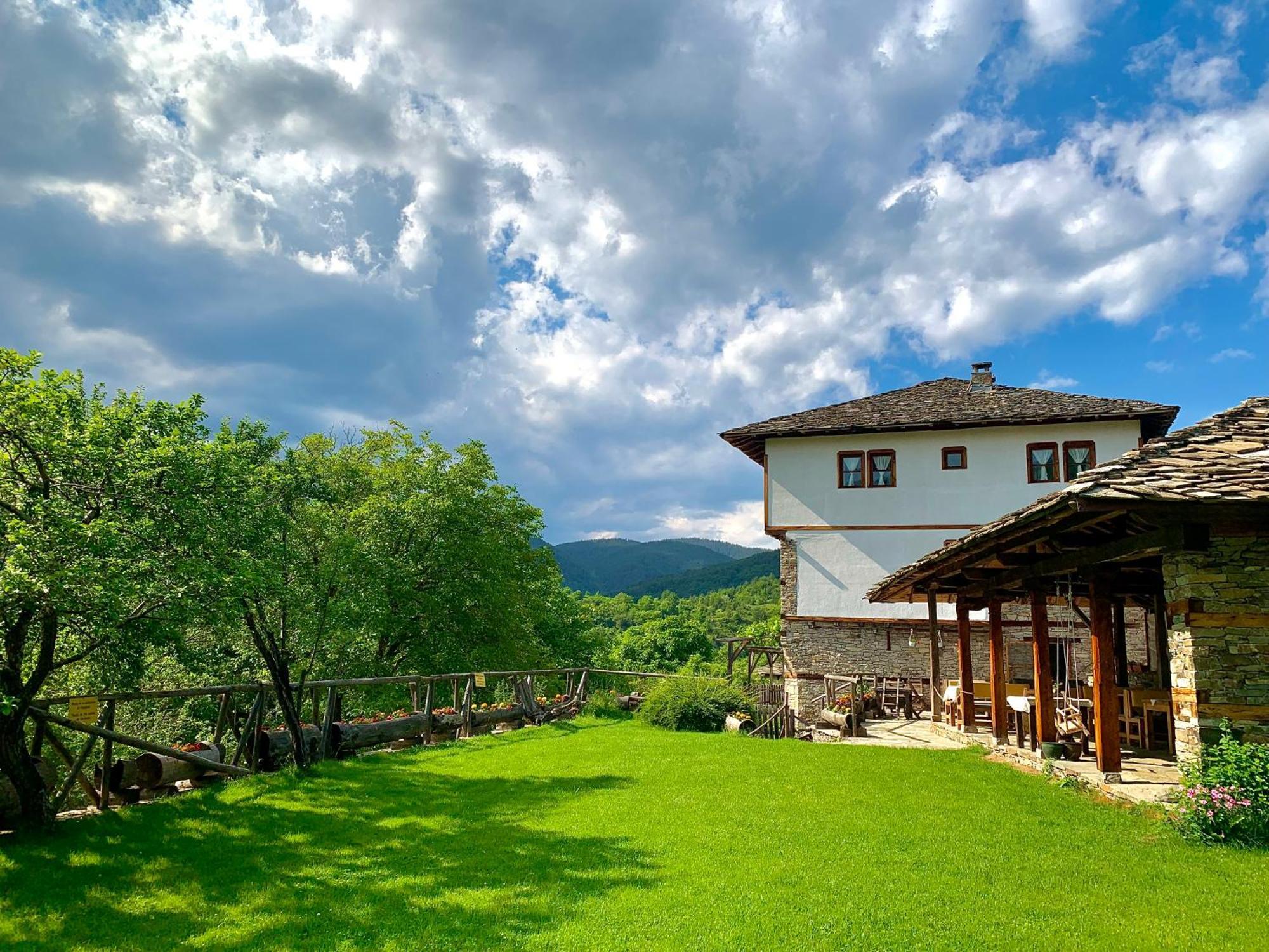 Family Hotel Byalata Kashta Kovacevica Exterior photo
